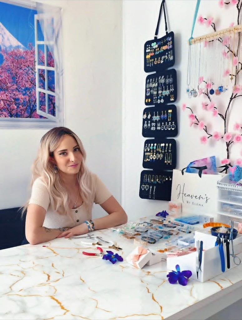Elena dans son atelier Heaven's By Elena — création de bijoux artisanaux faits main