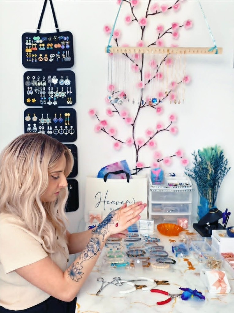 Elena façonne un collier à la main dans son atelier Heaven's By Elena